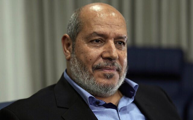 Khalil al-Hayya, du Hamas, lors d'une interview accordée depuis Istanbul, le 24 avril 2024. (Crédit : Khalil Hamra/AP) Khalil al-Hayya, du Hamas, lors d'une interview accordée depuis Istanbul, le 24 avril 2024. (Crédit : Khalil Hamra/AP)