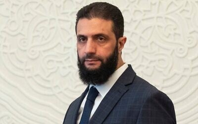 Le dirigeant de facto de la Syrie, Ahmad al-Sharaa, anciennement connu sous le nom d'Abu Mohammed al-Jolani, dans le palais présidentiel de Damas, le 28 décembre 2024. (Crédit : Mosaab Elshamy/AP)