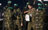 L'Israélien Ofer Calderon, otage du Hamas à Gaza depuis le 7 octobre 2023, marchant à côté de terroristes armés du Hamas avant d'être remis à la Croix-Rouge à Khan Younès, dans le sud de la bande de Gaza, le 1ᵉʳ février 2025. (Crédit : Abdel Kareem/AP)