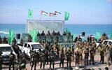 Des terroristes du Hamas se déployant sur la scène avant la remise de l'otage israélo-américain Keith Siegel, 65 ans, à la Croix-Rouge, dans la ville de Gaza, le 1er février 2025. (Crédit : Mohammed Hajjar/AP)