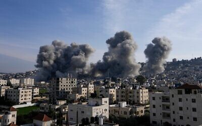 De la fumée s'élève à la suite d'une explosion déclenchée par l'armée israélienne, qui détruit des bâtiments utilisés par des terroristes palestiniens dans le camp de réfugiés de Jénine en Cisjordanie, dimanche 2 février 2025. (Crédit : AP/Majdi Mohammed)