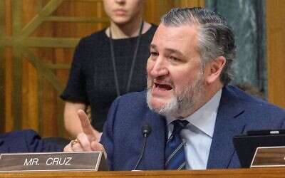 Le sénateur Ted Cruz, Républicain du Texas, interroge les témoins lors d'une audience de la commission judiciaire du Sénat sur le fentanyl et la nécessité d'un calendrier de cours permanent, sur Capitol Hill, le 4 février 2025, à Washington. (AP Photo/Rod Lamkey, Jr.)