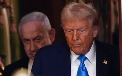 Le président américain Donald Trump et le Premier ministre Benjamin Netanyahu arrivant pour une conférence de presse dans la East Room de la Maison Blanche, à Washington, le 4 février 2025. (Crédit : Evan Vucci/AP)