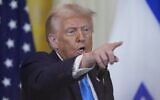 Le président américain Donald Trump et le Premier ministre Benjamin Netanyahu répondant aux questions lors d'une conférence de presse dans la salle Est de la Maison Blanche, à Washington, le 4 février 2025. (Crédit : Alex Brandon/AP)