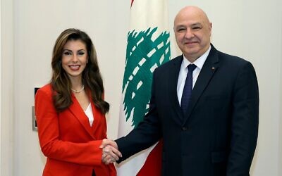 Le président libanais Joseph Aoun, à droite, serre la main de l'envoyée spéciale adjointe américain pour la paix au Moyen-Orient, Morgan Ortagus, à Baabda, à l'est de Beyrouth, au Liban, le 7 février 2025. (Crédit : Bureau de presse de la présidence libanaise via AP)