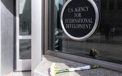 Un bouquet de fleurs blanches placé devant le siège de l'Agence des États-Unis pour le développement international, ou USAID, à Washington, le 7 février 2025. (Crédit : Manuel Balce Ceneta/AP)