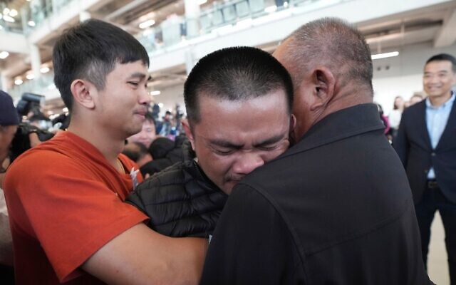 Un otage thaïlandais libéré du Hamas, Pongsak Thenna, au centre, serre un parent dans ses bras à son arrivée à l'aéroport international Suvarnabhumi, dans la province de Samut Prakarn, en Thaïlande, le 9 février 2025. (AP Photo/Sakchai Lalit)
