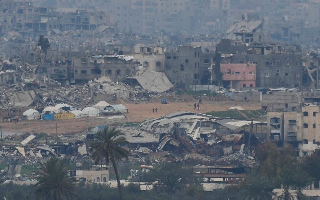 Des Palestiniens près de bâtiments détruits dans le nord de la bande de Gaza, vus depuis le sud d'Israël, le 9 février 2025. (Photo/Ohad Zwigenberg)