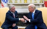 Le président Donald Trump accueillant le roi Abdallah II de Jordanie, dans le Bureau ovale de la Maison Blanche, à Washington, le 11 février 2025. (Crédit : Alex Brandon/AP)