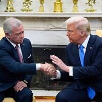 Le président Donald Trump accueillant le roi Abdallah II de Jordanie, dans le Bureau ovale de la Maison Blanche, à Washington, le 11 février 2025. (Crédit : Alex Brandon/AP)