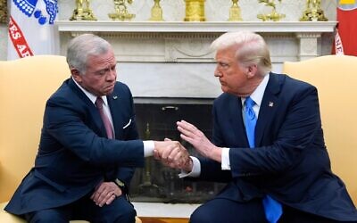 Le président Donald Trump accueillant le roi Abdallah II de Jordanie, dans le Bureau ovale de la Maison Blanche, à Washington, le 11 février 2025. (Crédit : Alex Brandon/AP)