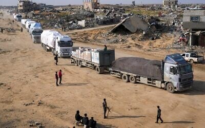 Des camions transportant de l'aide humanitaire entrent dans la bande de Gaza depuis l'Égypte dans la ville de Rafah, au sud de Gaza, mercredi 12 février 2025.(AP/Abdel Kareem Hana)