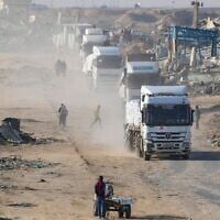Des camions transportant de l'aide humanitaire entrent dans la bande de Gaza en provenance d'Egypte, dans la ville de Rafah, au sud de Gaza, le 12 février 2025. (Crédit : AP Photo/Abdel Kareem Hana)