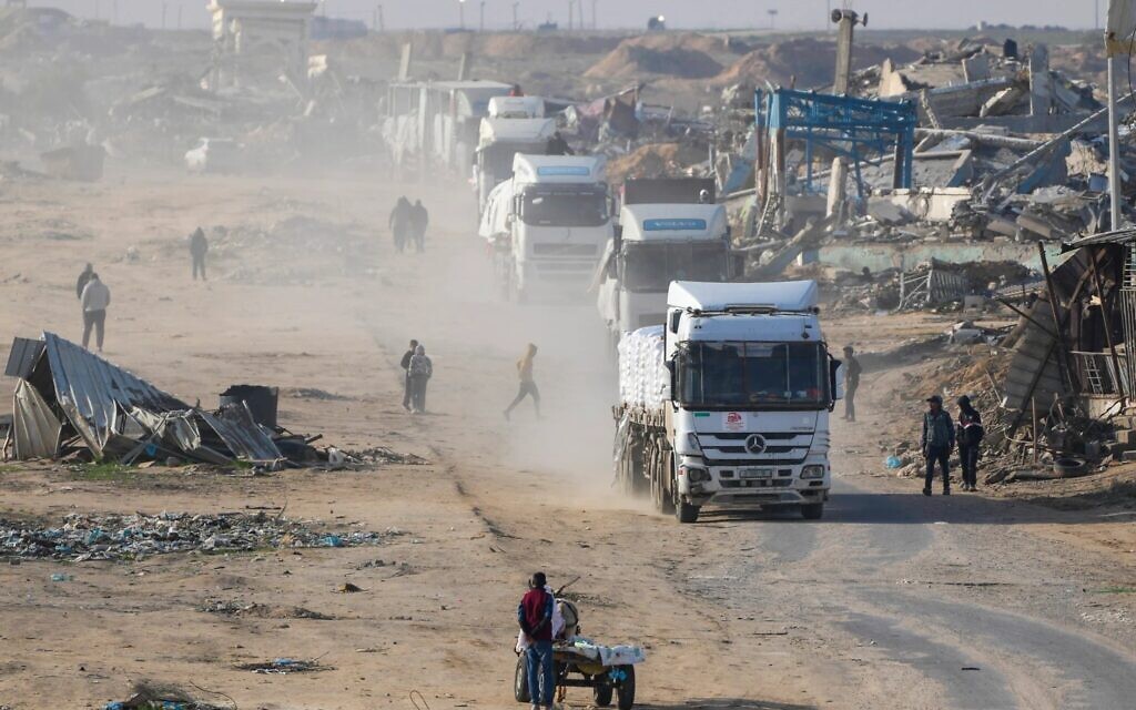 Des camions transportant de l'aide humanitaire entrent dans la bande de Gaza en provenance d'Egypte, dans la ville de Rafah, au sud de Gaza, mercredi 12 février 2025. (Crédit : AP Photo/Abdel Kareem Hana).