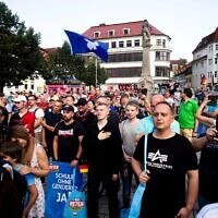 Des partisans du parti d'extrême droite AfD chantent l'hymne national alors qu'ils assistent à un rassemblement de campagne électorale du parti pour les prochaines élections régionales à Suhl, en Allemagne, le 13 août 2024. (Crédit : AP Photo/Markus Schreiber, File)