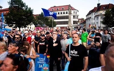 Des partisans du parti d'extrême droite AfD chantent l'hymne national alors qu'ils assistent à un rassemblement de campagne électorale du parti pour les prochaines élections régionales à Suhl, en Allemagne, le 13 août 2024. (Crédit : AP Photo/Markus Schreiber, File)