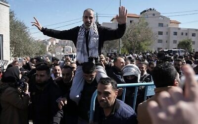 Des prisonniers de sécurité palestiniens accueillis après avoir été libérés de la prison d'Ofir en Cisjordanie dans le cadre de l'accord de cessez-le-feu et de libération des otages entre Israël et le Hamas, dans la ville de Ramallah, en Cisjordanie, le 15 février 2025. (Crédit : Mahmoud Illean/AP)