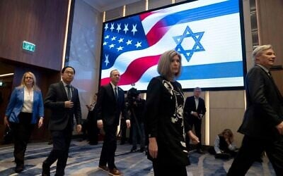 Les membres d'une délégation bipartisane du Sénat américain arrivent pour une conférence de presse lors de leur visite en Israël, à Tel Aviv, le 17 février 2025. De gauche à droite : Le sénateur démocrate Andy Kim du New Jersey, le sénateur démocrate Adam Schiff de Californie, le sénateur républicain Joni Ernst de l'Iowa, le sénateur démocrate Sheldon Whitehouse du Rhode Island. (Crédit : AP Photo/Maya Alleruzzo)