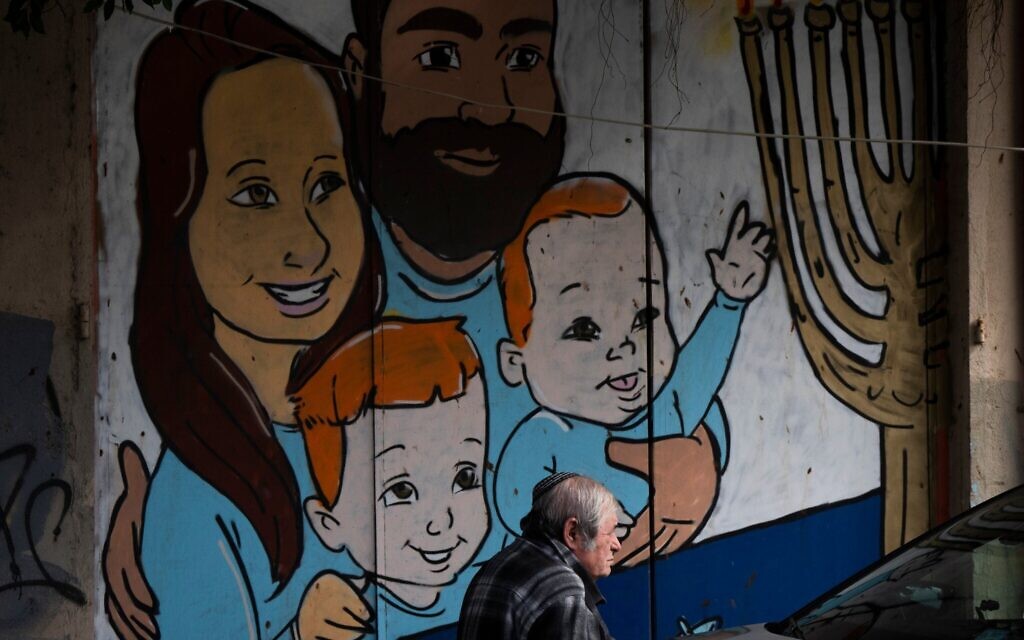 Une peinture murale de Shiri et Yarden Bibas et de leurs fils, Ariel, à gauche, et Kfir, à droite, qui ont été faits otages par le Hamas, à Tel Aviv,, le 19 février 2025. (Crédit : Oded Balilty/AP)