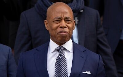 Le maire de New York, Eric Adams, quittant le tribunal, à New York, le 19 février 2025. (Crédit : Julia Demaree Nikhinson/AP)