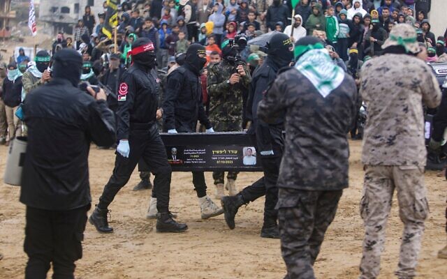 Des terroristes palestiniens portent un cercueil censé contenir le corps d'un otage israélien, à Khan Younès, dans le sud de la bande de Gaza, le 20 février 2025. (AP/Jehad Alshrafi)