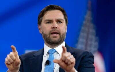 Le vice-président américain JD Vance, prend la parole lors de la Conférence d'action politique conservatrice (CPAC), au Gaylord National Resort & Convention Center, le 20 février 2025, à Oxon Hill, dans le Maryland. (AP Photo/Manuel Balce Ceneta)