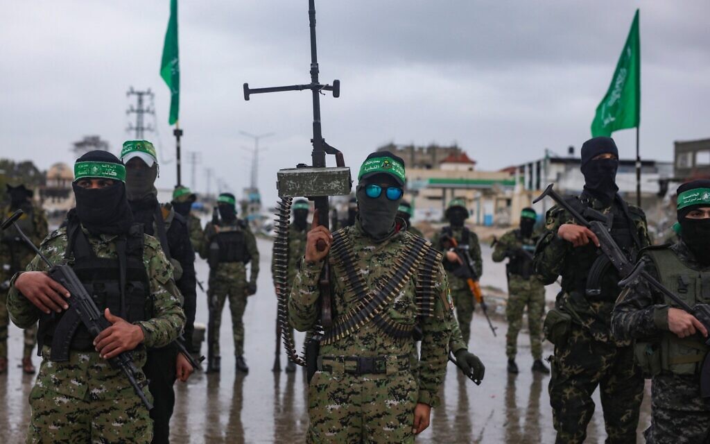 Des terroristes du Hamas déployés avant la libération prévue de deux des six otages israéliens qui doivent être remis à la Croix-Rouge, à Rafah, dans la bande de Gaza, le 22 février 2025. (Crédit : Jehad Alshrafi/AP)