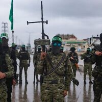 Des terroristes du Hamas déployés avant la libération prévue de deux des six otages israéliens qui doivent être remis à la Croix-Rouge, à Rafah, dans la bande de Gaza, le 22 février 2025. (Crédit : Jehad Alshrafi/AP)