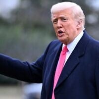 Illustration : Le président américain Donald Trump répondant aux journalistes alors qu'il arrive à la Maison Blanche après avoir pris la parole à la Conservative Political Action Conference (CPAC), à Washington, le 22 février 2025. (Crédit : John McDonnell/AP)
