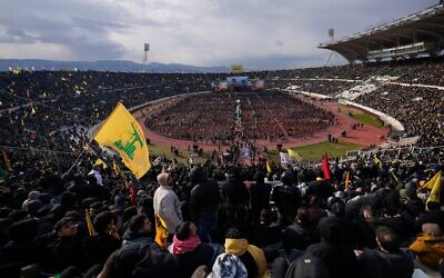 Des personnes se rassemblent pour les funérailles de l'ancien chef du Hezbollah Hassan Nasrallah et de Hashem Safieddine au stade de la Cité des sports de Beyrouth, au Liban, le 23 février 2025. (AP Photo/Hassan Ammar)