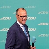 Friedrich Merz, le candidat du parti conservateur traditionnel de l'Union chrétienne-démocrate, monte sur scène pour s'adresser à ses partisans au siège du parti à Berlin, en Allemagne, le 23 février 2025, après les élections nationales allemandes. (Crédit : AP/Martin Meissner)