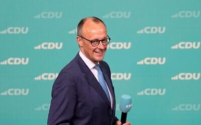 Friedrich Merz, le candidat du parti conservateur traditionnel de l'Union chrétienne-démocrate, monte sur scène pour s'adresser à ses partisans au siège du parti à Berlin, en Allemagne, le 23 février 2025, après les élections nationales allemandes. (Crédit : AP/Martin Meissner)