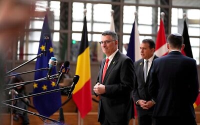 Le ministre des Affaires étrangères Gideon Saar (au centre) s’adressant aux médias à son arrivée pour une réunion UE-Israël au Conseil européen, à Bruxelles, en Belgique, le 24 février 2025. (Crédit : Virginia Mayo/AP)