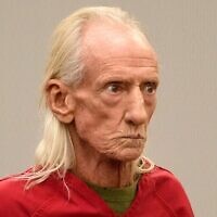 Joseph Czuba, alors âgé de 71 ans, se tenant devant le juge Dave Carlson pour sa mise en accusation au palais de justice du comté de Will à Joliet, dans l'Illinois, le 30 octobre 2023. (Crédit : Charles Rex Arbogast/AP)