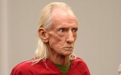 Joseph Czuba, alors âgé de 71 ans, se tenant devant le juge Dave Carlson pour sa mise en accusation au palais de justice du comté de Will à Joliet, dans l'Illinois, le 30 octobre 2023. (Crédit : Charles Rex Arbogast/AP)