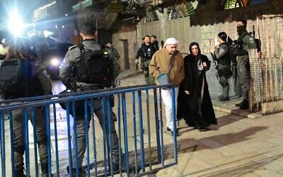 Des fidèles musulmans passent un point de contrôle alors que la police israélienne se déploie dans la Vieille Ville de Jérusalem à l'approche du mois sacré du Ramadan, le 27 février 2025. (Crédit : Maya Alleruzzo/AP)
