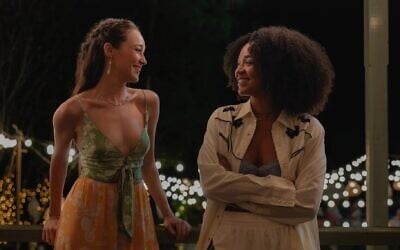Alycia Debnam-Carey dans le rôle de Milla (à gauche) et Aisha Dee dans celui de Chanelle, dans la série « Apple Cider Vinegar » de Netflix. (Avec l'aimable autorisation de Netflix via la JTA)