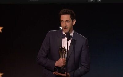 Adrien Brody reçoit son  Critics Choice Award du meilleur acteur pour "The Brutalist". (Capture d'écran/YouTube)