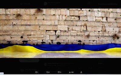 Un drapeau ukrainien immense déployé au mur Occidental au 3e anniversaire de l'invasion russe, le 24 février 2025. (Capture d'écran/X)