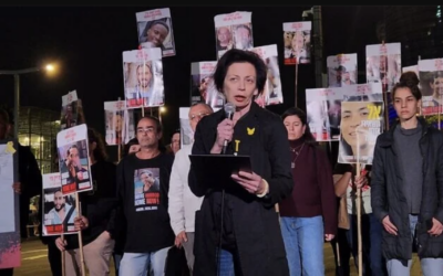 Yifat Zailer, cousine d'Ofer Calderon, qui a été relâché plus tôt dans la journée par le Hamas, s'exprime à Begin Gate à Tel Aviv le 1er février 2025. (Crédit : Marcelo Sznaidman/Mouvement de protestation pro-démocratie)