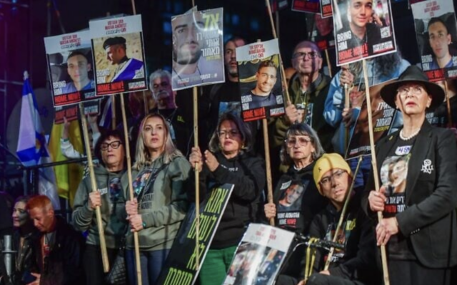 Des Israéliens manifestent pour la libération des otages, à Tel Aviv, le 1er février 2025. (Crédit : Avshalom Sassoni/Flash90)