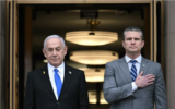 Le secrétaire américain à la Défense Pete Hegseth, la main sur le cœur, en accueillant le Premier ministre israélien Benjamin Netanyahu, au Pentagone, à Arlington, en Virginie, le 5 février 2025. (Crédit : Jim Watson/AFP)