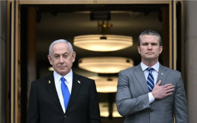Le secrétaire américain à la Défense Pete Hegseth, la main sur le cœur, en accueillant le Premier ministre israélien Benjamin Netanyahu, au Pentagone, à Arlington, en Virginie, le 5 février 2025. (Crédit : Jim Watson/AFP)