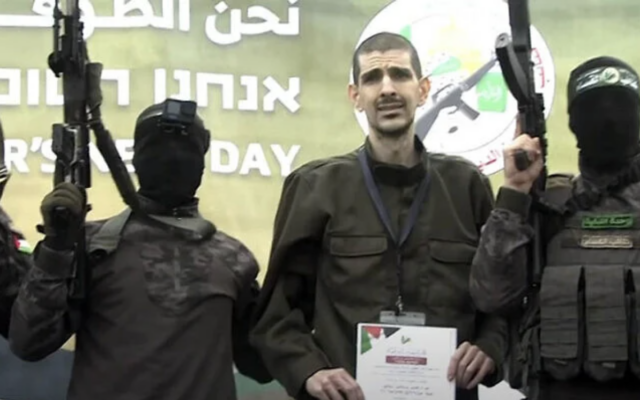 Or Levy sur l'estrade avant d'être relâché par le Hamas, à Deir Al-Balah, dans le centre de la bande de Gaza, le 8 février 2025. (Crédit : Capture d'écran/YouTube)