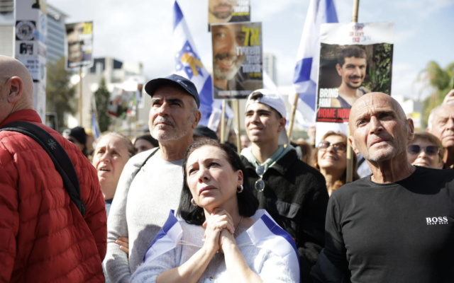 Des Israéliens à Tel Aviv assistant à la libération d'Or Levy, Eli Sharabi et Ohad Ben Ami de la captivité du Hamas à Gaza. (Crédit : Ayala Brown/Forum des familles des otages)