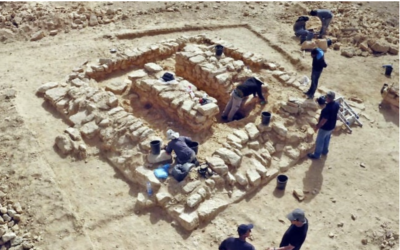 Des archéologues ont mis au jour dans le Néguev, à proximité de l'actuelle jonction de Tlalim, un site de sépultures collectives datant de 2 500 ans, associé à des caravanes commerciales en provenance du Yémen, de la Phénicie et de l'Égypte. La découverte a été rendue publique par l'Autorité israélienne des Antiquités le 5 février 2025. (Crédit : Emil Aladjem/Autorité israélienne des Antiquités)