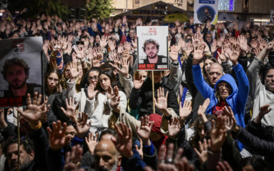 Illustration : Des centaines de personnes rassemblées pour marquer l'anniversaire de l'otage israélien Alon Ohel, détenu par les terroristes du Hamas à Gaza depuis plus de 16 mois, sur la Place des Otages, à Tel Aviv, le 10 février 2025. (Crédit : Avshalom Sassoni/Flash90)