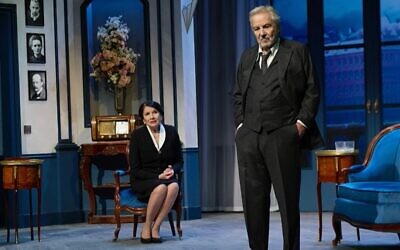 Pierre Arditi et Ludmila Mikael dans "Le Prix" au théâtre Hebertot à Paris. (Capture d'écran/YouTube).