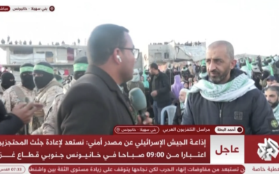 Mohammed Abu Warda, purgeait 48 peines de prison à perpétuité avant d’être libéré par Israël dans le cadre de l'accord de cessez-le-feu en cours à Gaza, sur le site de remise des corps de Shiri Bibas, ses deux enfants Ariel et Kfir, et d'Oded Lifshitz, à Khan Younès, le 20 février 2025. (Crédit : Capture d’écran/X)