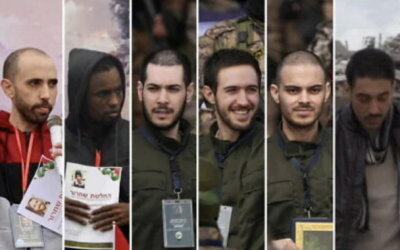 Les six otages israéliens libérés le 22 février 2025 (de gauche à droite) : Tal Shoham et Avera Mengistu, sur une scène à Rafah ; Eliya Cohen, Omer Shem Tov et Omer Wenkert, sur une scène à Nuseirat ; Hisham al-Sayed, à Gaza. (Crédit : Omar Al-Qattaa/AFP/Jehad Alshrafi/AP ; Abdel Kareem Hana/AP; capture d'écran/X)